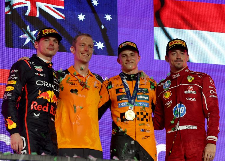 JEDDAH (Saudi Arabia), 20/04/2025.- (L to R) Second placed Red Bull Racing driver Max Verstappen of Netherlands, McLaren's technician, winner McLaren's Australian driver Oscar Piastri and third placed Scuderia Ferrari driver Charles Leclerc of Monaco celebrate after the Formula 1 Saudi Arabian Grand Prix at the Jeddah Corniche Circuit in Jeddah, Saudi Arabia, 20 April 2025. (Fórmula Uno, Países Bajos; Holanda, Arabia Saudita) EFE/EPA/ALI HAIDER