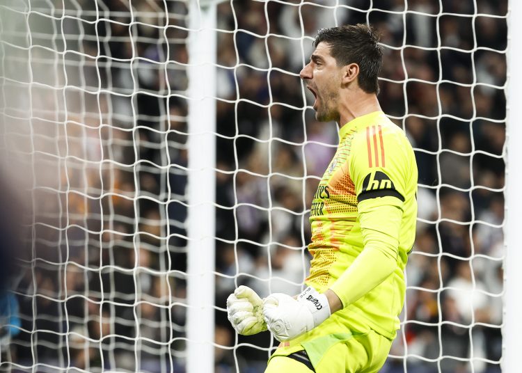 MADRID, 16/04/2025.- El guardameta del Real Madrid Thibaut Courtois celebra tras parar el penalti lanzado por Bukayo Saka, del Arsenal, durante el partido de vuelta de cuartos de final de la Liga de Campeones que Real Madrid y Arsenal juegan hoy miércoles en el estadio Santiago Bernabéu. EFE/Chema Moya
