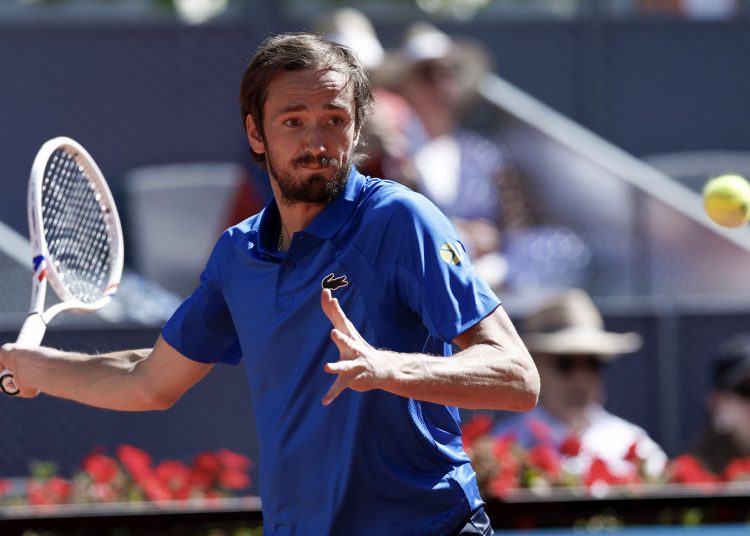 MADRID, 27/04/2025.- El tenista ruso Daniil Medvédev devuelve la bola al argentino Juan Manuel Cerúndolo en el partido del Masters 1000 de tenis que se disputa este domingo en la Caja Mágica, en Madrid. EFE/Chema Moya