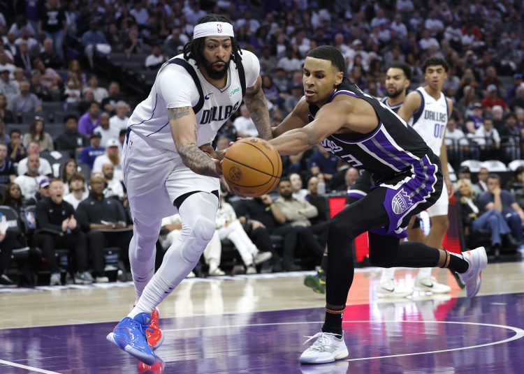 SACRAMENTO (United States), 17/04/2025.- Dallas Mavericks forward Anthony Davis (L) and Sacramento Kings forward Keegan Murray (R) reach for a loose ball during the second half of the NBA Play-In Tournament between the Dallas Mavericks and the Sacramento Kings in Sacramento, California, USA, 16 April 2025. (Baloncesto) EFE/EPA/JOHN G. MABANGLO SHUTTERSTOCK OUT