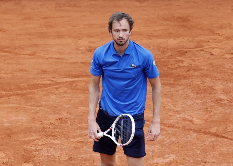 ROQUEBRUNE CAP MARTIN (France), 09/04/2025.- Daniil Medvedev of Russia looks on during his match against Alexandre Muller of France at the ATP Monte Carlo Masters tennis tournament in Roquebrune Cap Martin, France, 09 April 2025. (Tenis, Francia, Rusia) EFE/EPA/SEBASTIEN NOGIER
