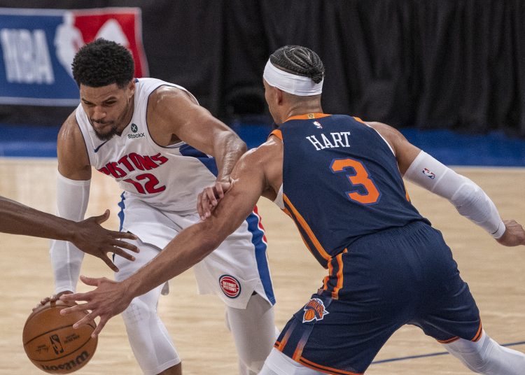 AME1288. NUEVA YORK (ESTADOS UNIDOS), 21/04/2025.- Josh Hart (d) de New York Knicks disputa el balón con Tobias Harris de los Detroit Pistons este lunes, durante un partido de la NBA entre New York Knicks y Detroit Pistons en el Madison Square Garden de Nueva York (Estados Unidos). EFE/ Ángel Colmenares