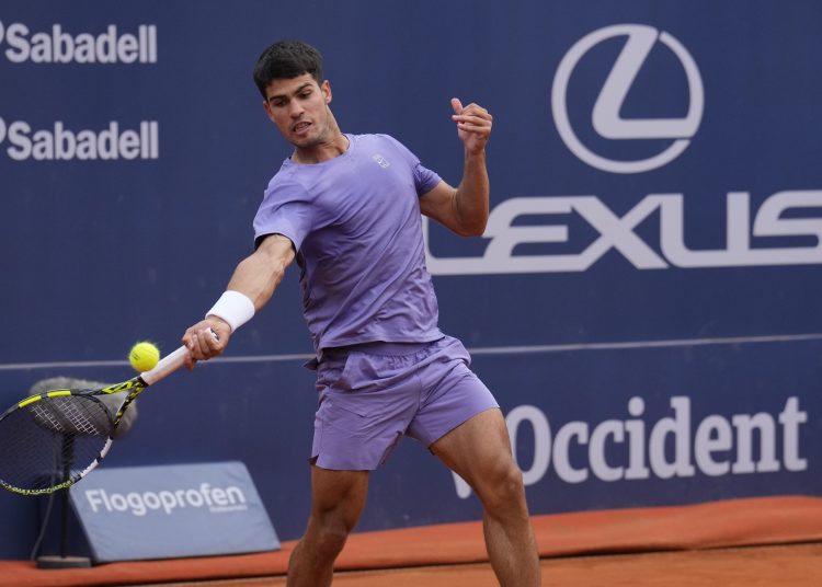 GRAFCAT6913. BARCELONA, 15/04/2025.- El tenista español Carlos Alcaraz durante su partido de primera ronda contra el tenista estadounidense Ethan Quinn en el Barcelona Open Banc Sabadell. EFE/Alejandro García