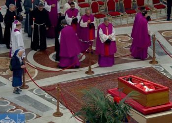 VIDEO: Religiosa rompe protocolo y llora frente al féretro del Papa