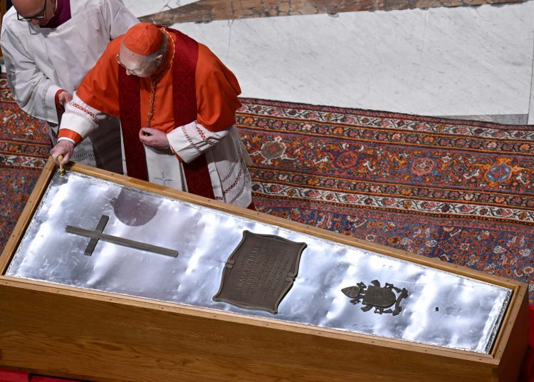 CIUDAD DEL VATICANO, 25/04/2025.- La ceremonia de cierre del féretro con el cuerpo del difunto papa Francisco comenzó este viernes en la basílica de San Pedro, en vísperas de su funeral, presidido por el cardenal camarlengo, Kevin Joseph Farrell. La ceremonia, en la que se leerá el 'rogito', un acta con su vida y obra y se preparará el féretro, dio inicio a las 20.00 hora local (18.00 GMT) de forma privada, después de que se cerrara al público la capilla ardiente. EFE/ Dicasterio para la Comunicación del Vaticano SOLO USO EDITORIAL/SOLO DISPONIBLE PARA ILUSTRAR LA NOTICIA QUE ACOMPAÑA (CRÉDITO OBLIGATORIO)