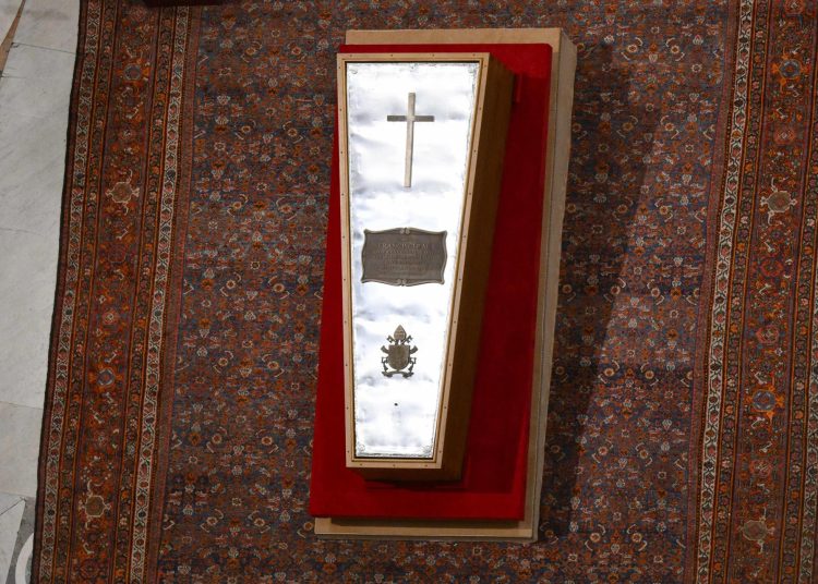 VATICAN CITY (Vatican City State (Holy See)), 25/04/2025.- A handout photo made available by the Vatican Media Press Office shows the Rite of Sealing before sealing the coffin of Pope Francis on the eve of his funeral at the St. Peter's Basilica in Vatican City, on 25 April 2025. The funeral of Pope Francis, who died on 21 April 2025, aged 88, is scheduled to take place in the plaza in front of the St. Peter's Basilica in Vatican City on 26 April. (Papa) EFE/EPA/VATICAN MEDIA PRESS OFFICE HANDOUT HANDOUT EDITORIAL USE ONLY/NO SALES