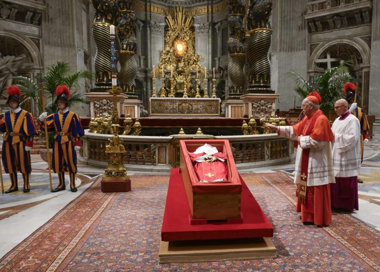 VATICAN CITY (Vatican City State (Holy See)), 25/04/2025.- A handout photo made available by the Vatican Media Press Office shows the Rite of Sealing before sealing the coffin of Pope Francis on the eve of his funeral at the St. Peter's Basilica in Vatican City, on 25 April 2025. The funeral of Pope Francis, who died on 21 April 2025, aged 88, is scheduled to take place in the plaza in front of the St. Peter's Basilica in Vatican City on 26 April. (Papa) EFE/EPA/VATICAN MEDIA PRESS OFFICE HANDOUT HANDOUT EDITORIAL USE ONLY/NO SALES