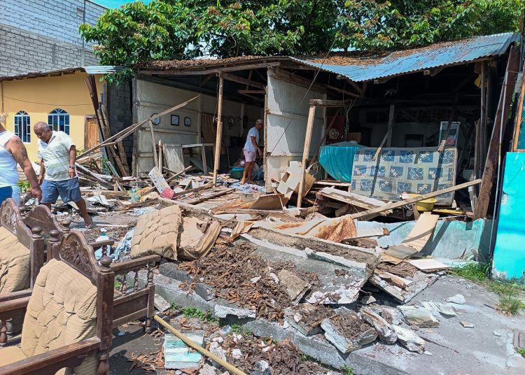 AME2364. ESMERALDAS (ECUADOR), 25/04/2025.- Fotografía de una casa con afectaciones tras un sismo este viernes, en Esmeraldas (Ecuador). Al menos 20 heridos y 60 viviendas, así como varias edificaciones públicas afectadas, se reporta hasta el momento por el sismo de magnitud 6, registrado este viernes en la provincia ecuatoriana de Esmeraldas, fronteriza con Colombia. EFE/ Jorge Demera
