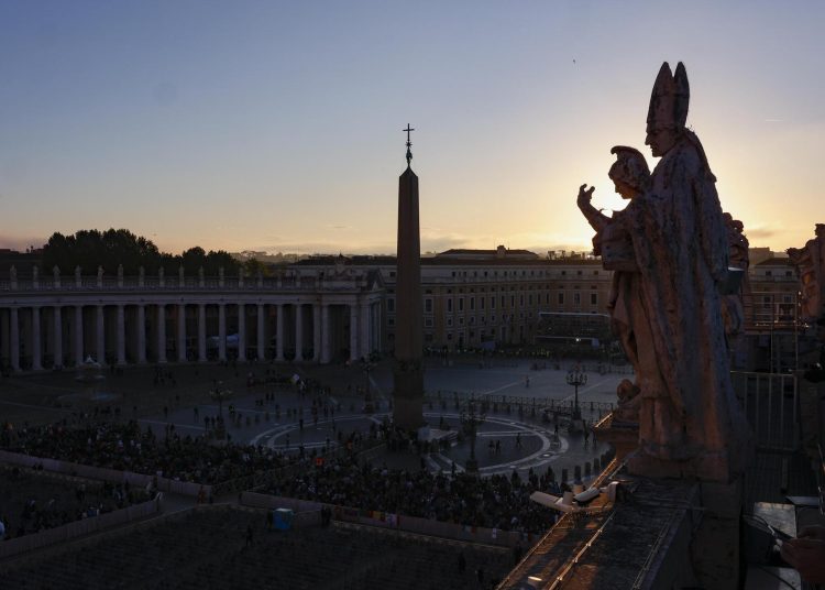 Vatican City (Vatican City State (Holy See)), 26/04/2025.- A view of St. Peter's Square prior to the start of the funeral Mass of Pope Francis in St. Peter's Square, on the parvis of Saint Peter's Basilica, in Vatican City, 26 April 2025. Pope Francis passed away on Easter Monday, 21 April 2025, at the age of 88. (Papa) EFE/EPA/FABIO FRUSTACI