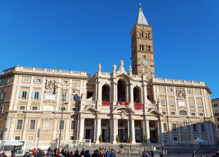 CIUDAD DEL VATICANO (VATICANO), 26/04/2025.- Visa de la basílica de Santa María la Mayor, donde será enterrado el papa Francisco tal y como dejó escrito el pontífice antes de morir. Está previsto que el funeral comience a las 10:00 hora local (08:00 GMT), tras lo cual el féretro será trasladado en un cortejo fúnebre por las calles del centro de Roma hasta la basílica de Santa María la Mayor. Miles de personas se arremolinaban desde antes de que amaneciera en torno a las diferentes entradas a la plaza de San Pedro del Vaticano, donde los nervios a veces se desbordaban con los intentos de algunos de saltarse las colas. EFE/Joan Mas