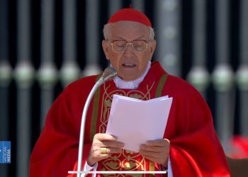 Francisco “fue un papa entre la gente, abierto a todos”, señaló el cardenal Re en homilía