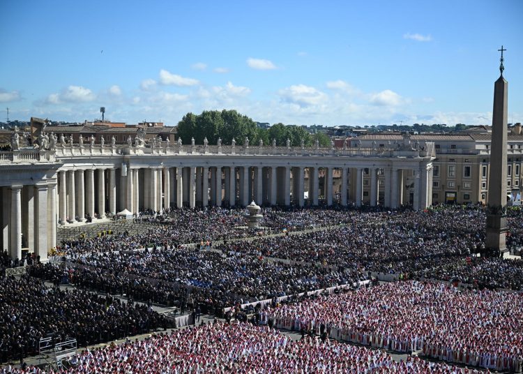 Vatican City (Vatican City State (Holy See)), 26/04/2025.- A general view of St. Peter's Square during the funeral Mass for Pope Francis in Vatican City, 26 April 2025. Pope Francis passed away on Easter Monday, 21 April 2025, at the age of 88. (Papa) EFE/EPA/DAREK DELMANOWICZ POLAND OUT