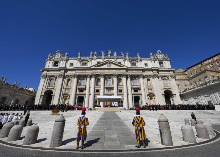 CIUDAD DEL VATICANO, 26/04/2025.- Vista general del funeral del papa Francisco en la Plaza de San Pedro este sábado. EFE/Medios del Vaticano / Simone Risoluti / POOL / SOLO USO EDITORIAL/SOLO DISPONIBLE PARA ILUSTRAR LA NOTICIA QUE ACOMPAÑA (CRÉDITO OBLIGATORIO)