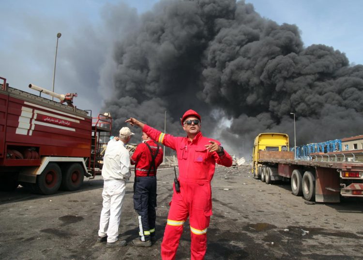 BANDAR ABBAS (Iran (Islamic Republic Of)), 26/04/2025.- Firefighters wok at the site of an explosion at the Rajaie port in the city of Bandar Abbas, southern Iran, 26 April 2025. Iranian state media reported on 26 April several injuries in an explosion at the port, but authorities have not yet announced the cause. EFE/EPA/Mohammad Rasoul Moradi