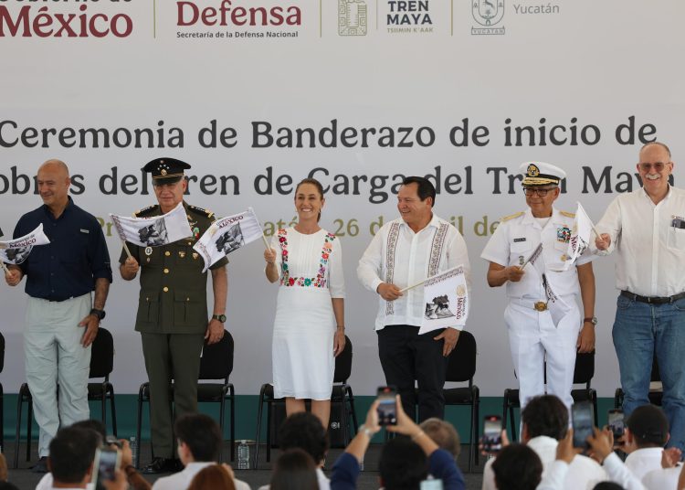 MEX1078. PROGRESO (MÉXICO), 26/04/2025.- La presidenta de México, Claudia Sheinbaum (c), participa en un acto protocolario este sábado, en la ciudad de Progreso (México). Sheinbaum inauguró las obras para que el Tren Maya sea también de carga, transporte mercancía y afiance al sureste de México como un polo industrial con una inversión inicial de 25.000 millones de pesos (unos 1.250 millones de dólares). EFE/ Lorenzo Hernández