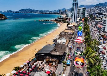 Acapulco deja atrás la violencia y disfruta de desfile con globos gigantes