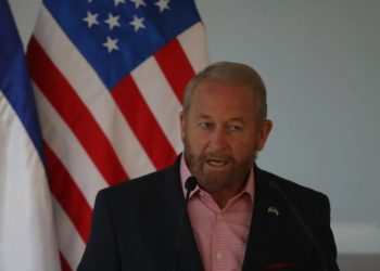 El Senado de EU confirma a Ronald Johnson como embajador de Trump en México