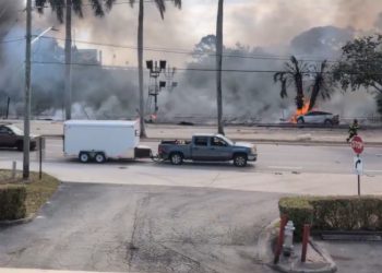 EU: Tres muertos al estrellarse una avioneta en una transitada avenida de Florida