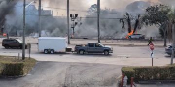 EU: Tres muertos al estrellarse una avioneta en una transitada avenida de Florida