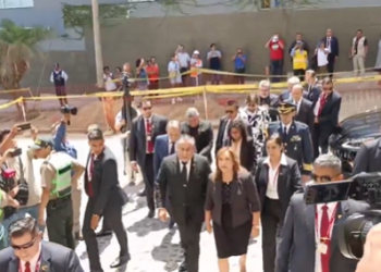 Dina Boluarte asiste a íntimo velatorio de Vargas Llosa