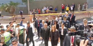 Dina Boluarte asiste a íntimo velatorio de Vargas Llosa