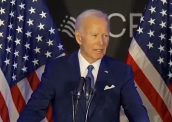Biden critica los recortes de Trump en su primer discurso desde que dejó el poder