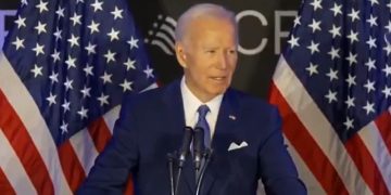 Biden critica los recortes de Trump en su primer discurso desde que dejó el poder