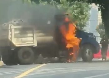 Se registran bloqueos simultáneos y quema de vehículos en distintas carreteras de Michoacán