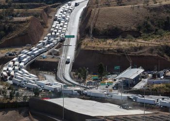 Tractocamiones con productos de exportación a EU saturan garita en Sonora