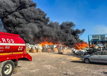 VIDEO: Arde chatarrera en San Juan del Río, Querétaro