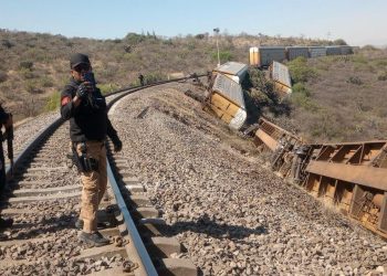 Tren cargado de vehículos nuevos descarrila en Hidalgo