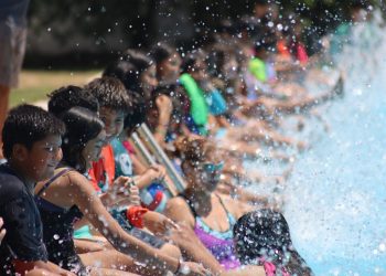 Por el calor, abarrotan albercas y ríos en la capital de Tamaulipas