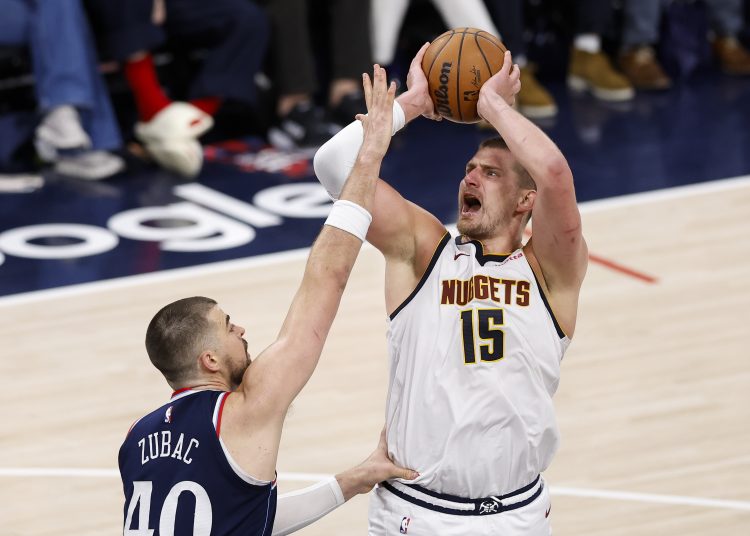 INGLEWOOD (United States), 25/04/2025.- Denver Nuggets center Nikola Jokic (R) drives to the basket with the ball while being guarded by LA Clippers center Ivica Zubac (L) during the second half of the first round playoff game between the Denver Nuggets and Los Angeles Clippers in Inglewood, California, USA, 24 April 2025. (Baloncesto) EFE/EPA/CAROLINE BREHMAN SHUTTERSTOCK OUT