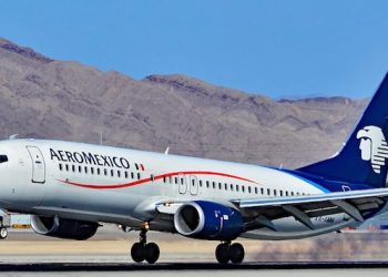 Avión de Aeroméxico aterriza de emergencia por humo en la cabina
