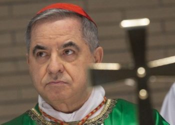 Angelo Becciu renunció a participar en cónclave