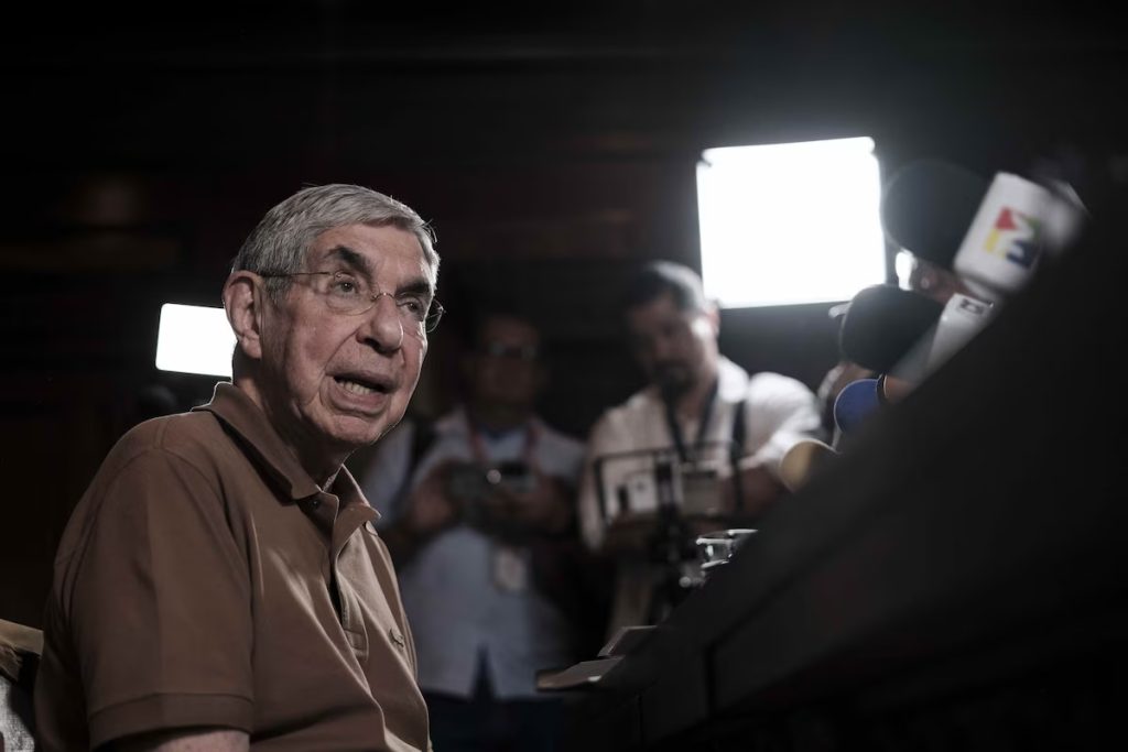 óscar Arias