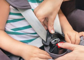 Emiten alerta por riesgo de lesiones en asientos infantiles para auto
