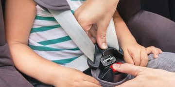 Emiten alerta por riesgo de lesiones en asientos infantiles para auto