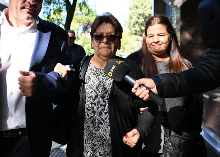 AME5027. BUENOS AIRES (ARGENTINA), 03/04/2025.- Ana Maradona (c) y Claudia Maradona (d) hermanas de Diego Armando Maradona, llegan al Tribunal de San Isidro para declarar en el juicio que investiga la muerte del ídolo del fútbol, este jueves en Buenos Aires (Argentina). La audiencia del juicio que busca esclarecer si siete profesionales de la salud son culpables de la muerte de Diego Armando Maradona comenzó este jueves con la declaración de la hermana menor del astro del fútbol, Claudia Nora Maradona, interrogada acerca de una causa paralela relacionada al uso, control y usufructo de la marca comercial de la estrella del fútbol. EFE/ STR