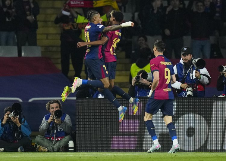 BARCELONA, 09/04/2025.- El delantero del FC Barcelona Lamine Yamal (c) celebra su gol con Raphinha (i) durante el partido de ida de los cuartos de final de la Liga de Campeones que disputan FC Barcelona y Borussia Dortmund hoy miércoles en el Estadio Olímpico Lluis Companys. EFE/Siu Wu
