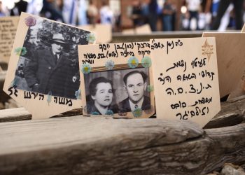 Los “Vivos de Auschwitz” y sus descendientes vuelven a recorrer el camino del recuerdo