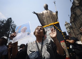 Luto de los mexicanos por el papa Francisco desborda la Basílica de Guadalupe