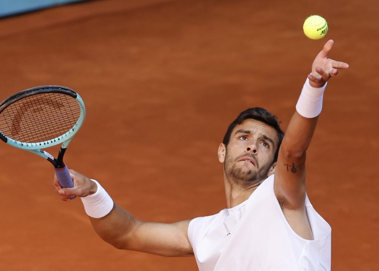 MADRID, 26/04/2025.- El tenista italiano Lorenzo Musetti ante el argentino Tomás Martín Etcheverry durante el partido de la ronda 64 del Mutua Madrid Open de tenis que se disputa este sábado en la Caja Mágica, en Madrid. EFE/Chema Moya