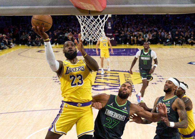 LOS ANGELES (United States), 01/05/2025.- Los Angeles Lakers' LeBron James (L) lays up the ball during the first half of the NBA playoffs round one game five between the Minnesota Timberwolves and the Los Angeles Lakers in Los Angeles, California, USA, 30 April 2025. (Baloncesto) EFE/EPA/ALLISON DINNER SHUTTERSTOCK OUT