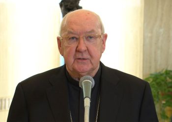 El camarlengo presidirá cierre del féretro del Papa y su entierro