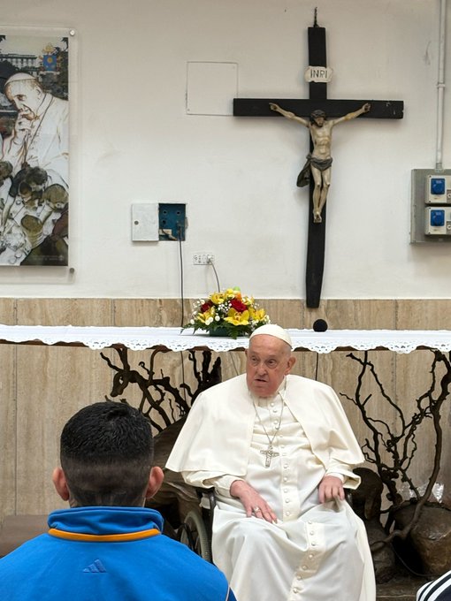 El Papa Francisco visita una cárcel romana