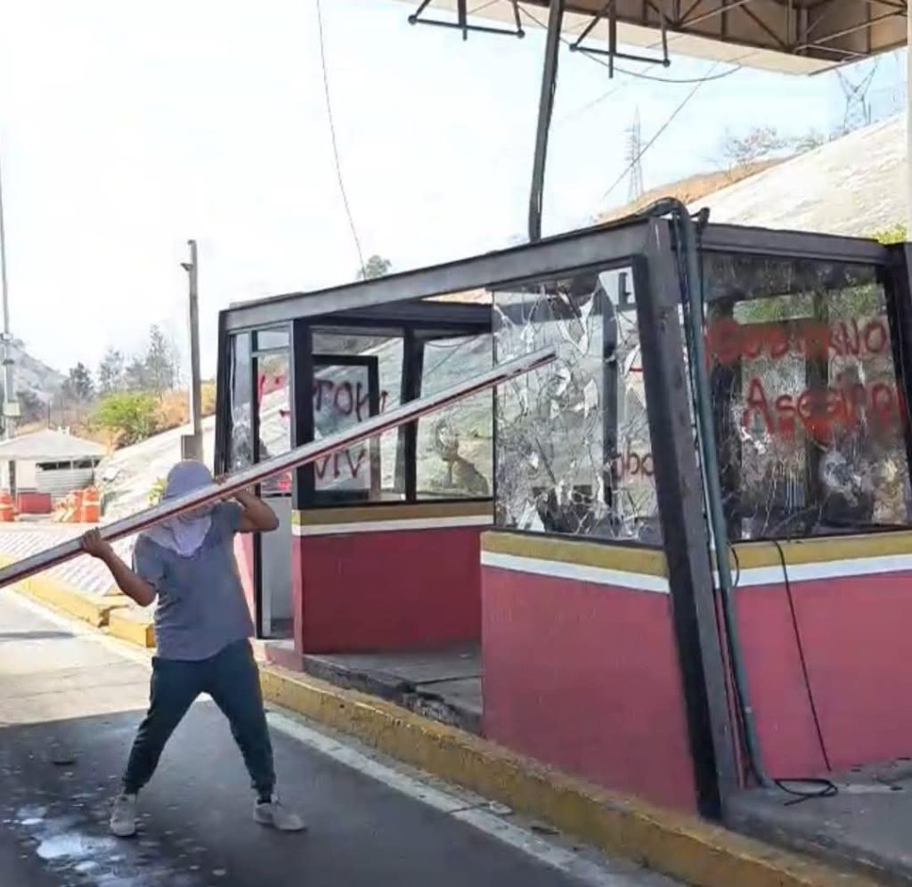 Normalistas de Ayotzinapa vandalizan caseta de Autopista del Sol