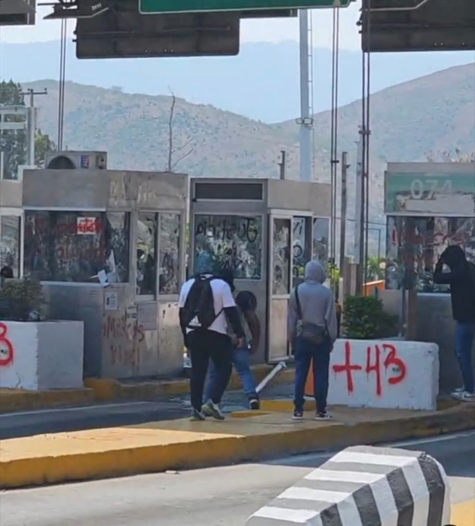 Normalistas de Ayotzinapa vandalizan caseta de Autopista del Sol