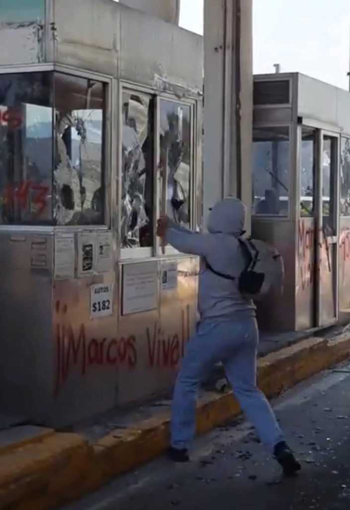 Normalistas de Ayotzinapa vandalizan caseta de Autopista del Sol
