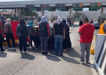 Normalistas de Ayotzinapa vandalizan caseta de Autopista del Sol